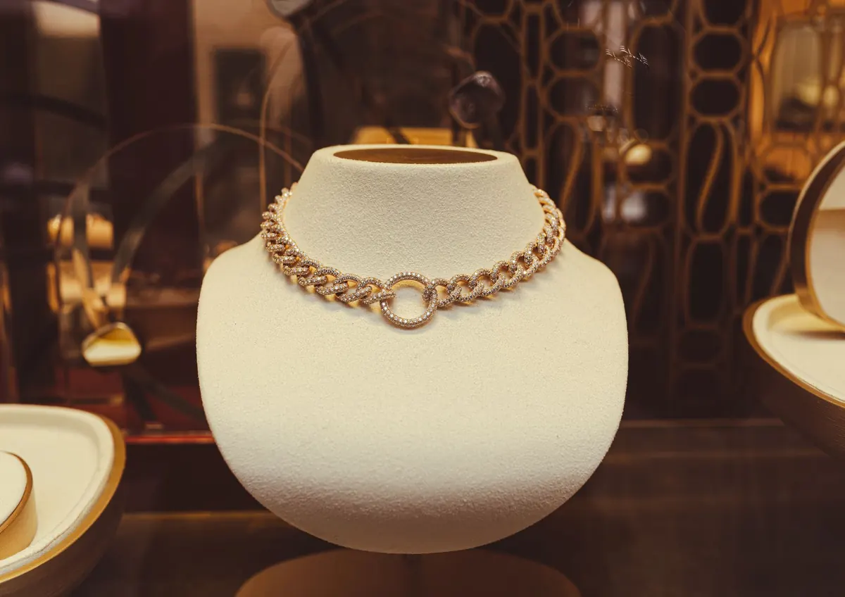 How to Build a Christmas Showcase for Jewellery Sales